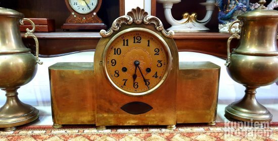 Izvanredan stari mesingani kaminski sat sa peharima