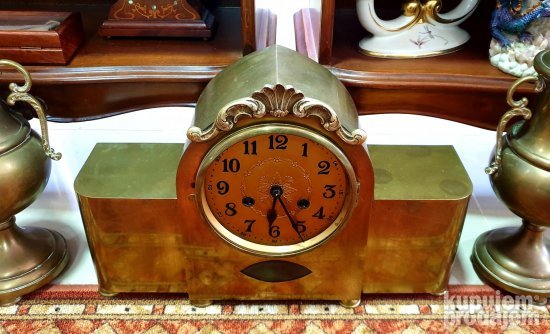 Izvanredan stari mesingani kaminski sat sa peharima