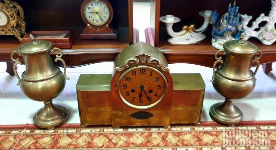 Izvanredan stari mesingani kaminski sat sa peharima