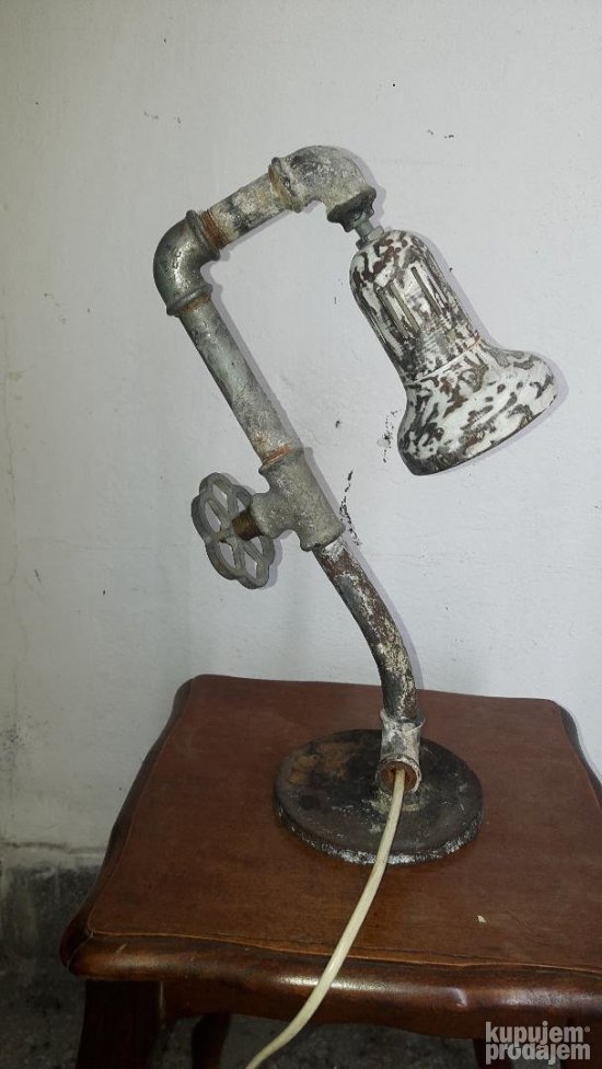 lampa od vodovodnih cevi