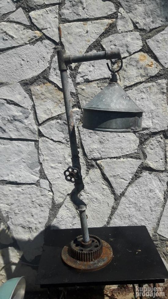 lampa od vodovodnih cevi