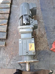 Reduktori 0,25 kw 15 o/min sa kulerom za hladjenje