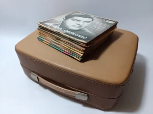 Stari gramofon + singl ploče 16 kom