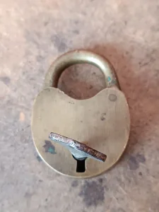 Stari mesingani katanac