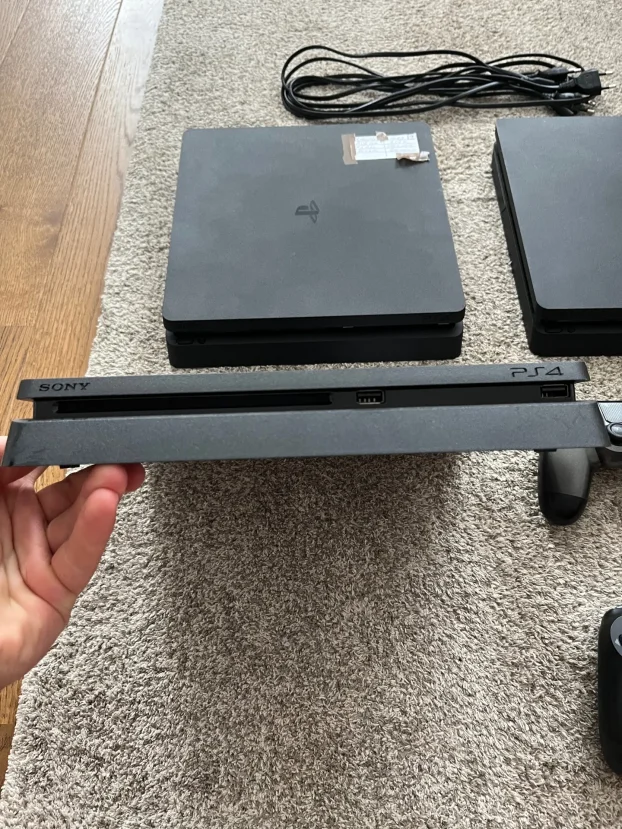 SonyPlaystation 4 Slim 1TB/2 džojsticka/igrice po dogovoru
