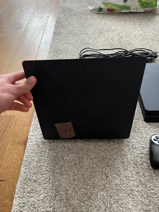 SonyPlaystation 4 Slim 1TB/2 džojsticka/igrice po dogovoru