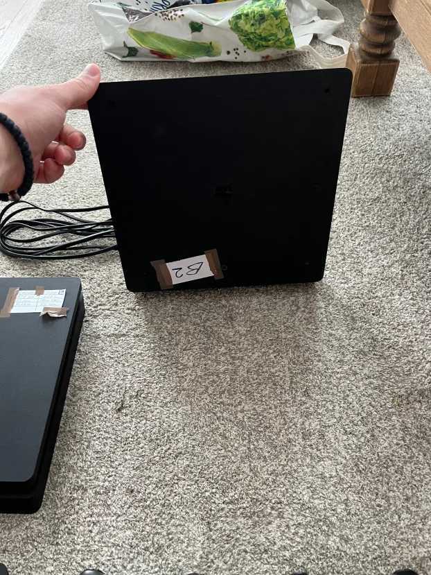 SonyPlaystation 4 Slim 1TB/2 džojsticka/igrice po dogovoru