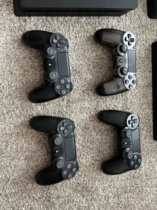 SonyPlaystation 4 Slim 1TB/2 džojsticka/igrice po dogovoru