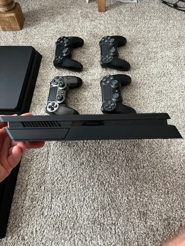 SonyPlaystation 4 Slim 1TB/2 džojsticka/igrice po dogovoru