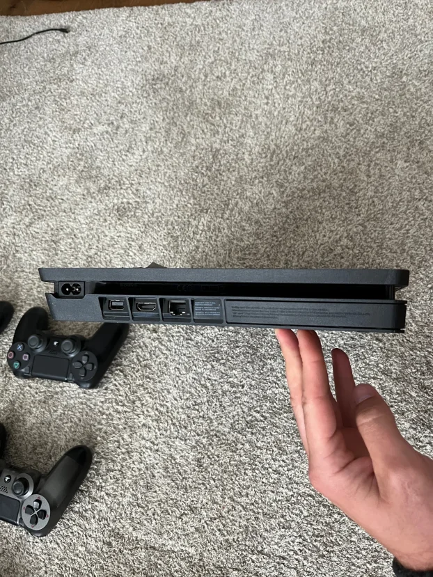 SonyPlaystation 4 Slim 1TB/2 džojsticka/igrice po dogovoru