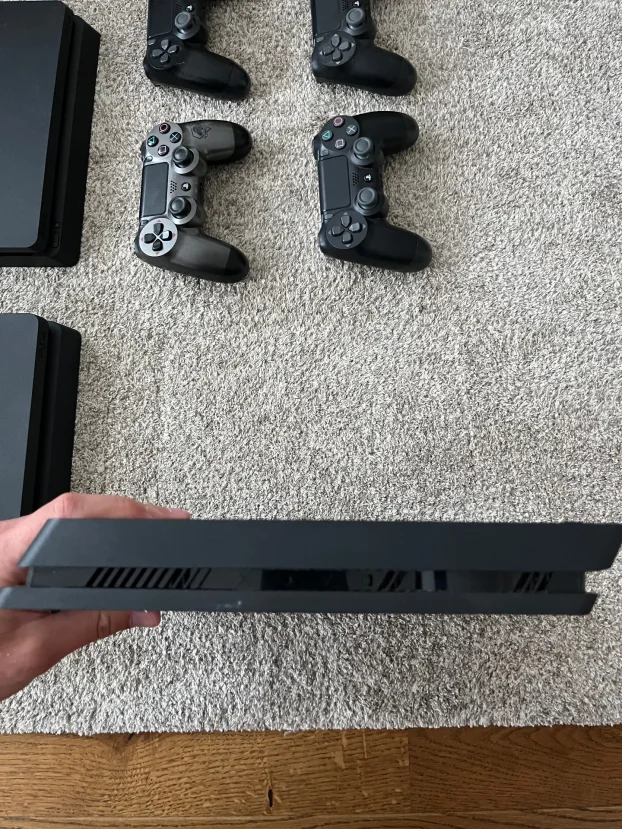 SonyPlaystation 4 Slim 1TB/2 džojsticka/igrice po dogovoru