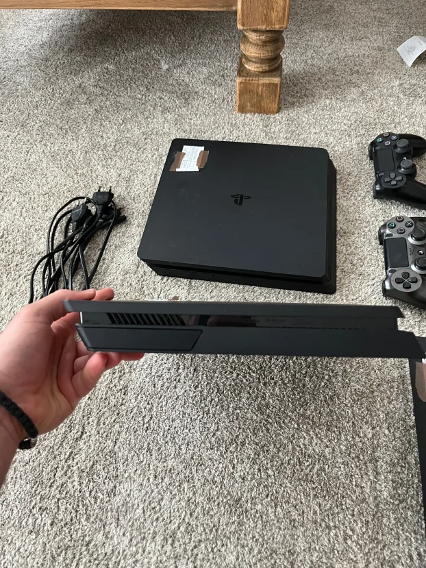 SonyPlaystation 4 Slim 1TB/2 džojsticka/igrice po dogovoru