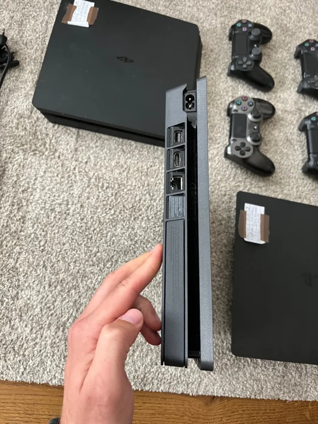 SonyPlaystation 4 Slim 1TB/2 džojsticka/igrice po dogovoru