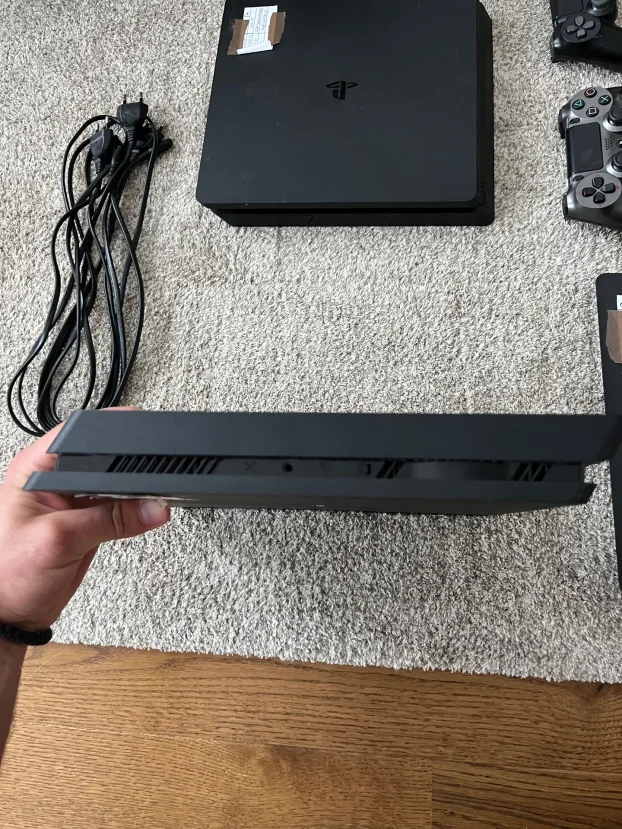 SonyPlaystation 4 Slim 1TB/2 džojsticka/igrice po dogovoru