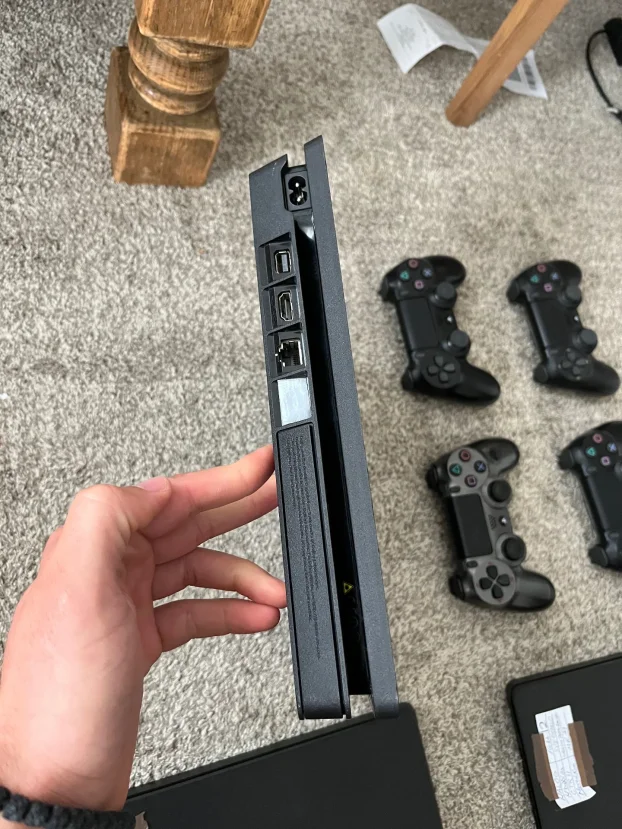 SonyPlaystation 4 Slim 1TB/2 džojsticka/igrice po dogovoru
