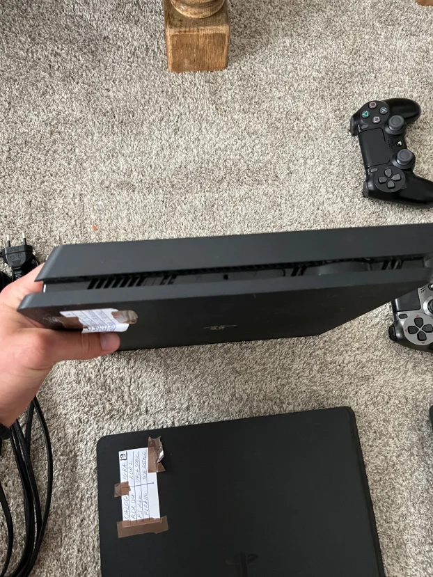 SonyPlaystation 4 Slim 1TB/2 džojsticka/igrice po dogovoru