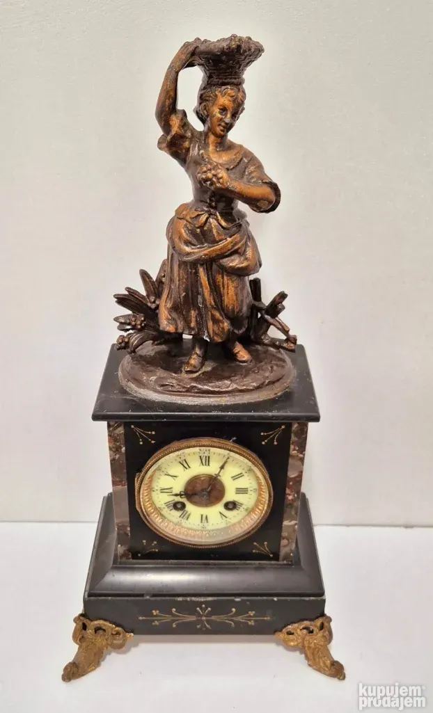 Prelep stari kaminski sat od mermera sa bronzanom figurom