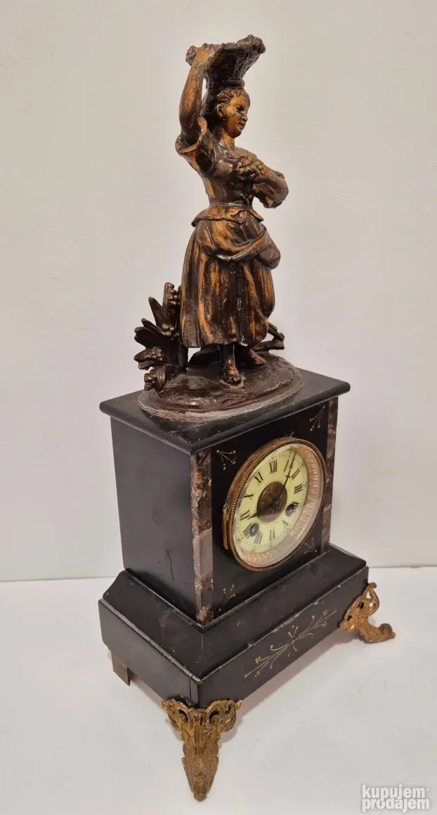 Prelep stari kaminski sat od mermera sa bronzanom figurom