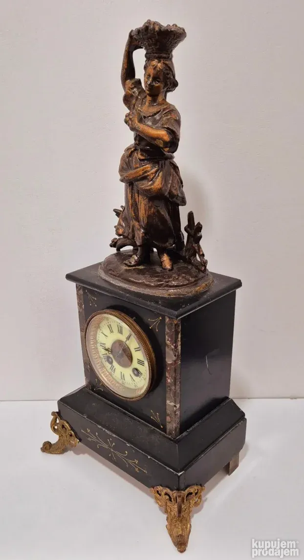 Prelep stari kaminski sat od mermera sa bronzanom figurom