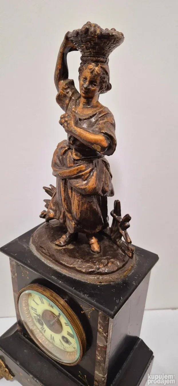 Prelep stari kaminski sat od mermera sa bronzanom figurom