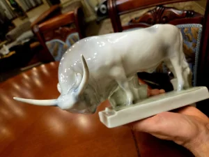 Zsolnai bik, najbolji porcelan iz Madjarske, 32 cm