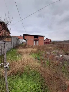 Izdaje se plac u naselju Branko Bjegović