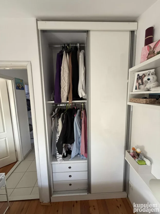 Garderober/ormar sa kliznim vratima
