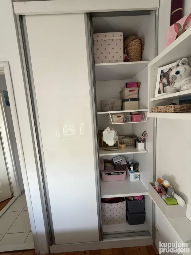 Garderober/ormar sa kliznim vratima