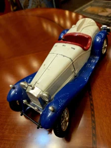 Alfa romeo, metalni auto 24 cm, prelepa figura iz 70- tih