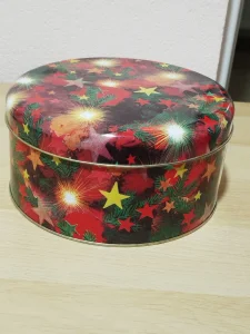 Prelepa okrugla limena kutija za sitnice