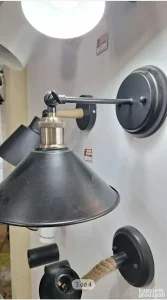 Zidna lampa modernog dizajna  Artikal: Zidna lampa  Tip grla