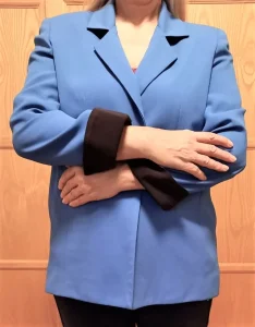 Elegantni ženski sako u kraljevsko plavoj boji