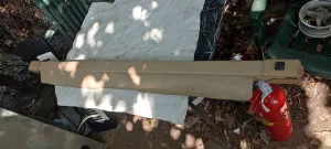 roletna u gepeku od auta krem broj 1