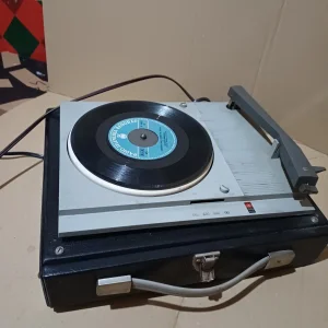 Stari gramofon Iskra