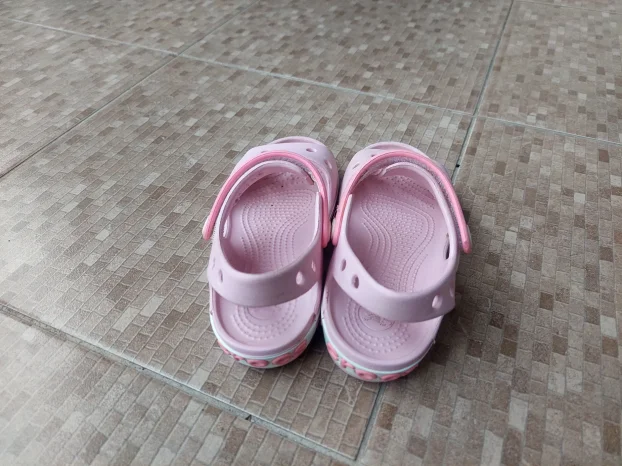 Crocs sandale oznaka c11 za devojcicu DVA PARA
