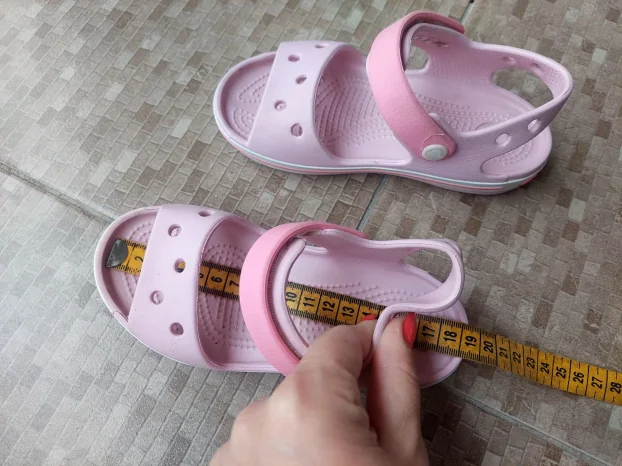 Crocs sandale oznaka c11 za devojcicu DVA PARA