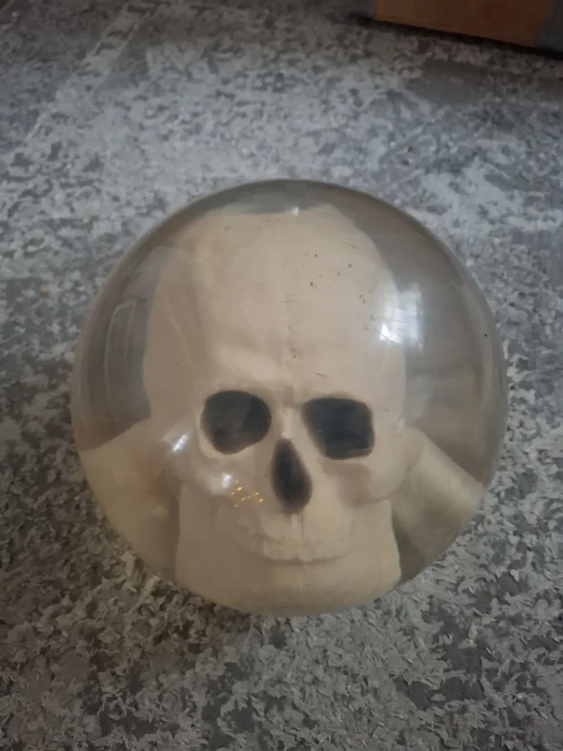 Kugla za kuglanje sa lobanjom