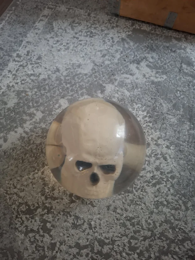 Kugla za kuglanje sa lobanjom