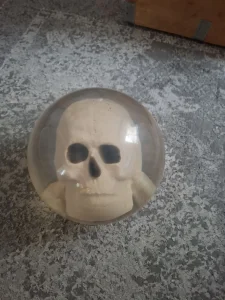 Kugla za kuglanje sa lobanjom