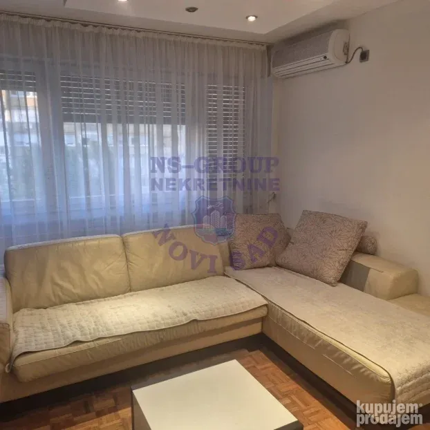Izdaje se odličan namešten trosoban stan na Bulevaru. 74m2.