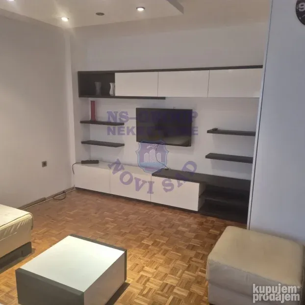 Izdaje se odličan namešten trosoban stan na Bulevaru. 74m2.