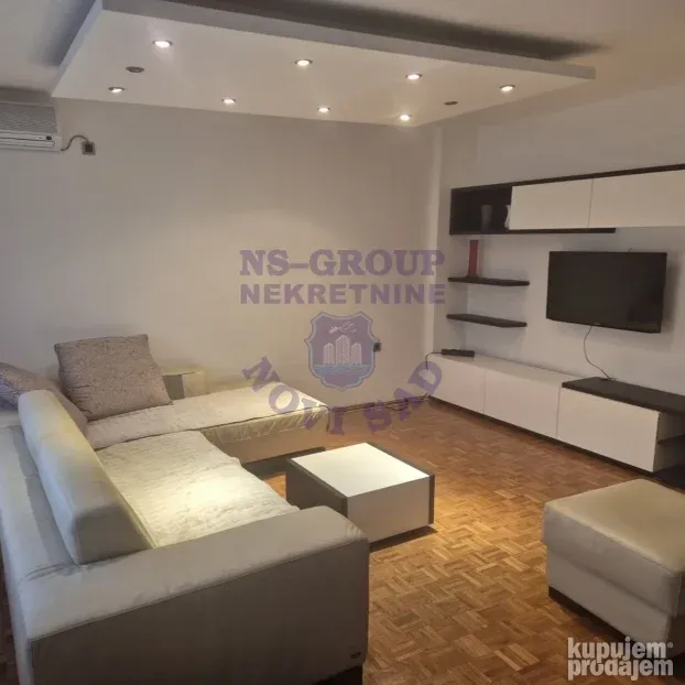 Izdaje se odličan namešten trosoban stan na Bulevaru. 74m2.