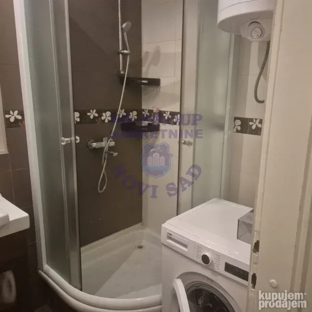 Izdaje se odličan namešten trosoban stan na Bulevaru. 74m2.