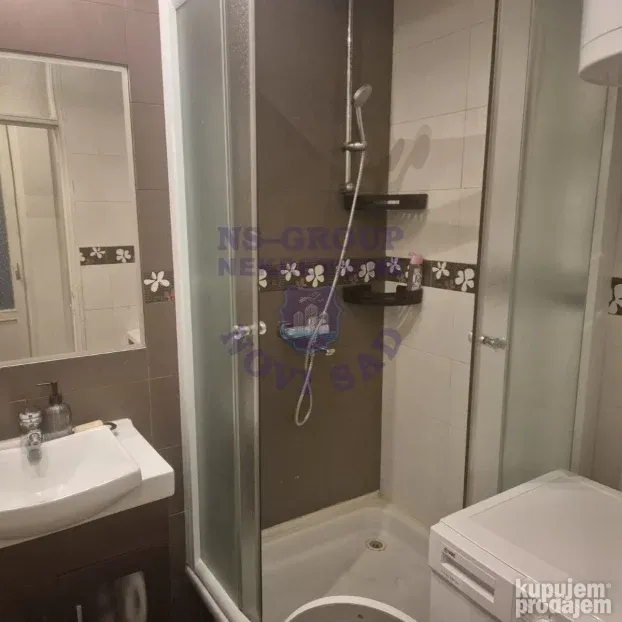 Izdaje se odličan namešten trosoban stan na Bulevaru. 74m2.