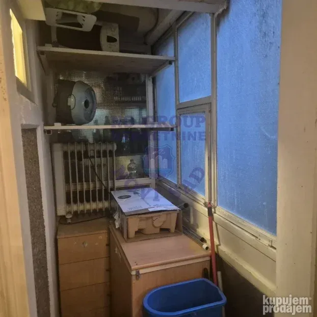 Izdaje se odličan namešten trosoban stan na Bulevaru. 74m2.