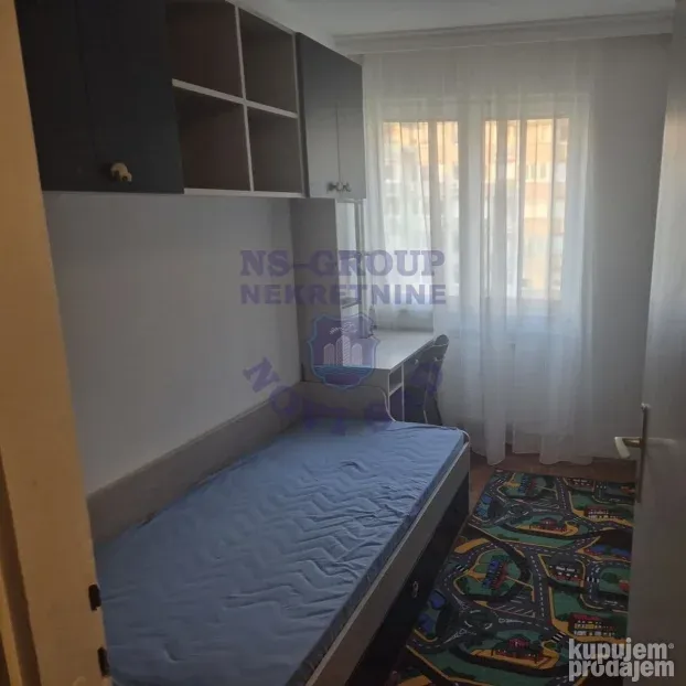 Izdaje se odličan namešten trosoban stan na Bulevaru. 74m2.