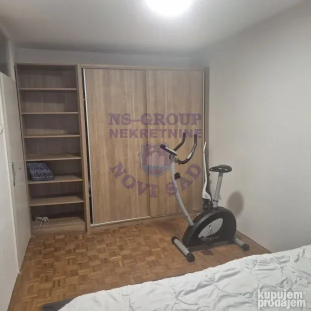 Izdaje se odličan namešten trosoban stan na Bulevaru. 74m2.