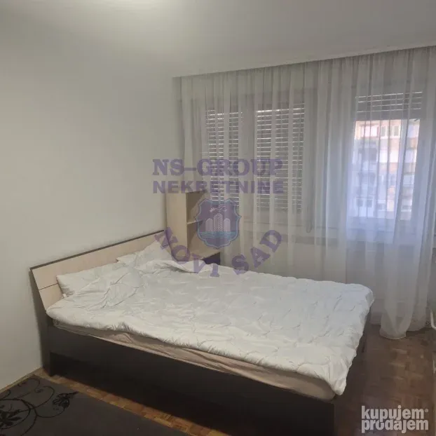 Izdaje se odličan namešten trosoban stan na Bulevaru. 74m2.