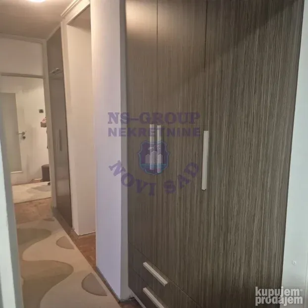 Izdaje se odličan namešten trosoban stan na Bulevaru. 74m2.