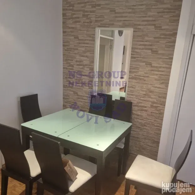 Izdaje se odličan namešten trosoban stan na Bulevaru. 74m2.